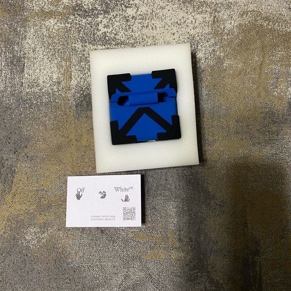 Off-White Arrow AirPods Case Pro - Picture 4 of 9